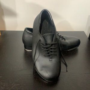 Theatricals black tap shoes size 6